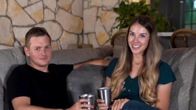 Paige (kanan) dan Christopher Hilken (kiri)