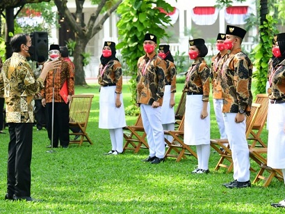 Presiden Joko Widodo memberikan pengarahan kepada para Purnapaskibraka tahun 2021