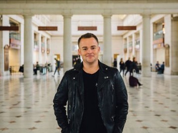 Nick Hall adalah pendiri PULSE, sebuah doa milenium dan upaya penjangkauan
