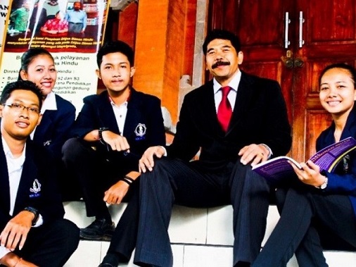 Rektor UHN IGB Sugriwa bersama Mahasiswa-mahasiswi di Kampus Jalan Ratna
