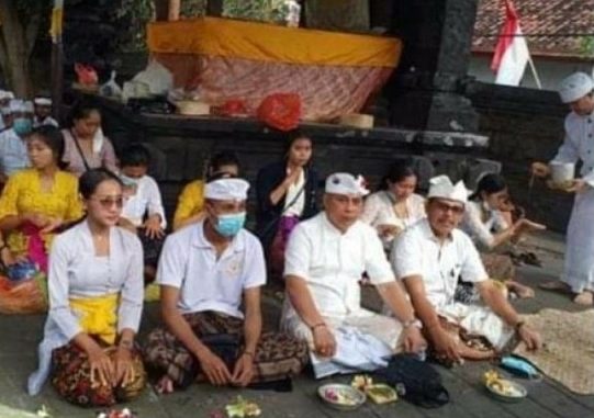 Upacara Purnama Kapat civitas akademika UHN IGB Sugriwa