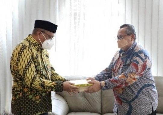 Dirjen Bimas Kristen Thomas Pentury dan Ketua Yamuger, Pdt Daniel