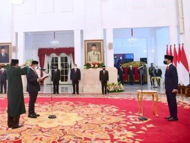 menyaksikan pengucapan sumpah jabatan Ivan Yustiavandana