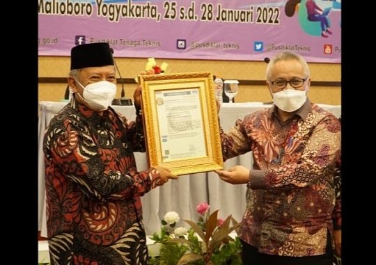 menerima Piagam ISO 9001 2015