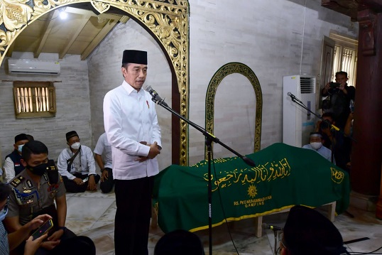 Presiden-Jokowi-Buya-Syafii-Maarif-Seorang-Guru-Bangsa-1536x1023