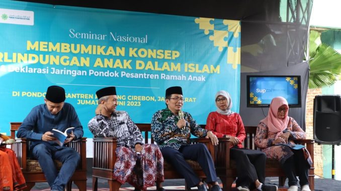 Direktur Pendidikan Diniyah dan Pondok Pesantren, Waryono Abdul Ghofur (ketiga dari kanan)
