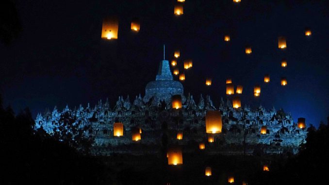 antarafoto-festival-lampion-waisak-2023-040623-aez-6_compressed