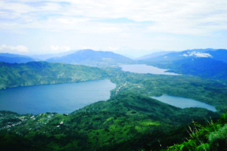 Pemandangan Danau Kembar di kawasan Bukit Barisan