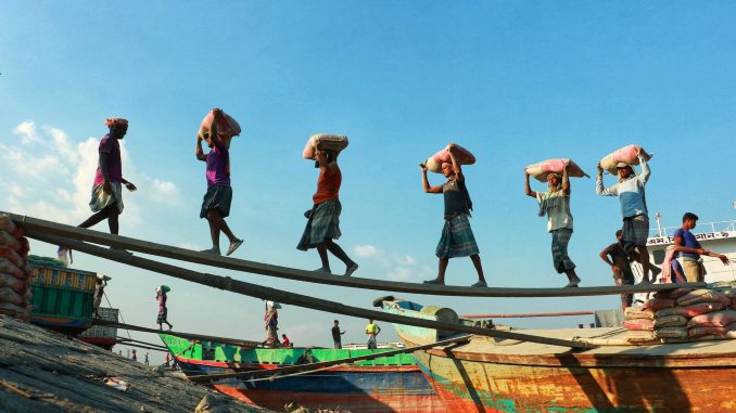 free-photo-of-pantai-orang-orang-kapal-bekerja