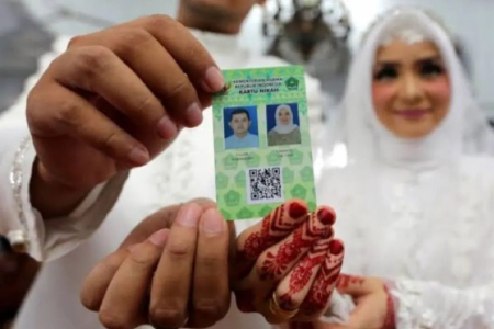 Kartu nikah digital ditunjukkan sepasang pengantin