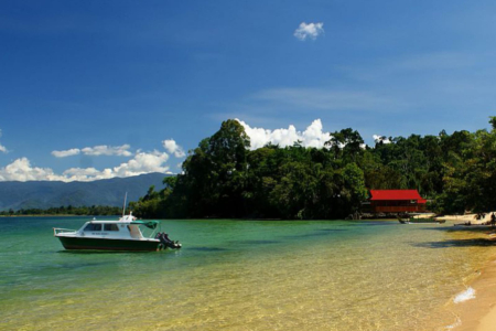 Danau Poso. Tercatat sebagai danau terbesar ketiga di Indonesia setelah Danau Toba. Kondaphy Wiki Voyage