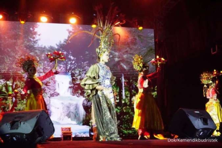 Pertunjukan tari di Festival Junjung Pusako Jambi