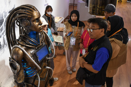 Sejumlah pengunjung mengamati karya seni instalasi