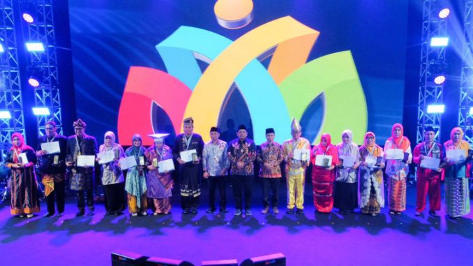 Dirjen Pendis bersama penerima Anugerah GTK 2023