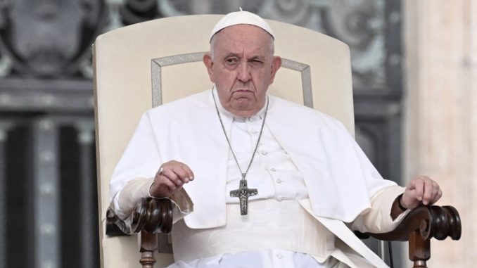 Paus Fransiskus menghadiri audiensi umum mingguannya pada 20 September 2023, di Lapangan Santo Petrus di Vatikan