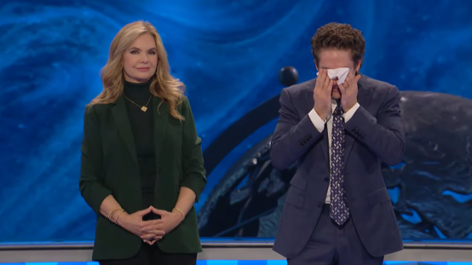 Pendeta Joel Osteen (Kiri) dari Gereja Lakewood di Houston, Texas, menangis