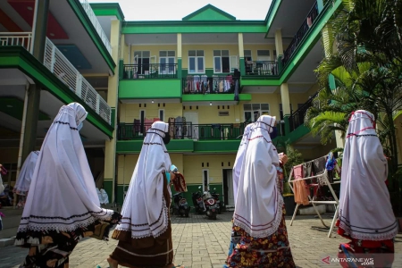 Sejumlah santri beraktivitas usai shalat Zuhur di Pondok Pesantren An Nuqthah