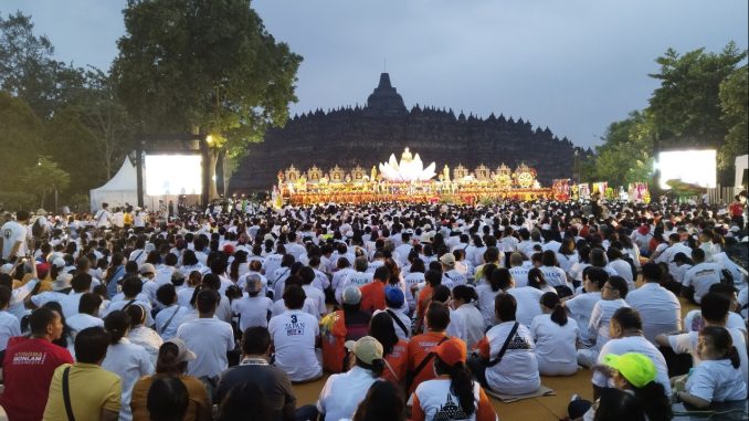 Umat Buddha di Candi Borobudur